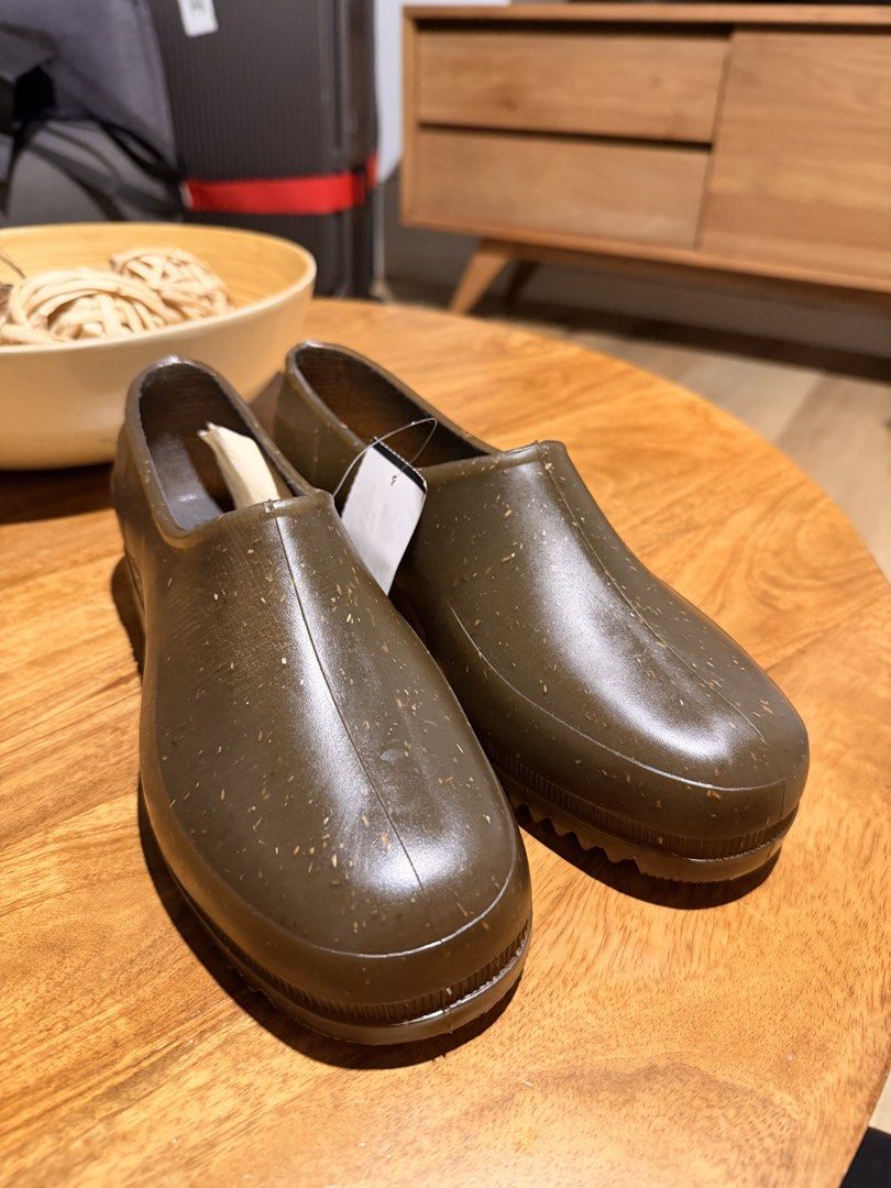 Plasticana Gardana Clogs - Dark Hemp EU Pasabuy (Category: Casual Shoes) located in Quezon City. Submitted by _dolfin (Listing ID 1468791674, Image 3). Description: Plasticana Gardana Clogs EU Pasabuy Available colors: Dark Hemp, Ecru, Black Available sizes subject to in-store availability Price listed is inclusive of Pasabuy fees. Local Shipping in PH will be calculated once item arrives. ETA: October 31.