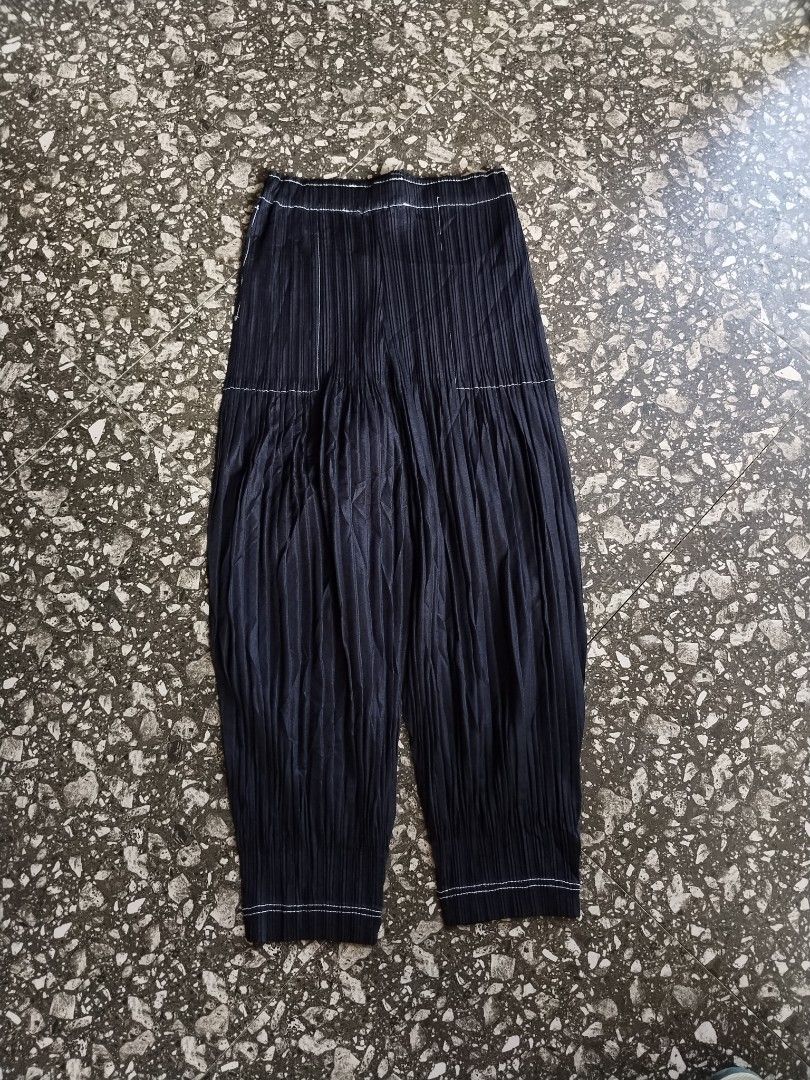 Pleats please (Category: Announcements) located in Caloocan City. Submitted by lux.05 (Listing ID 1468716510, Image 1). Description: good as new no issue size medium dm.