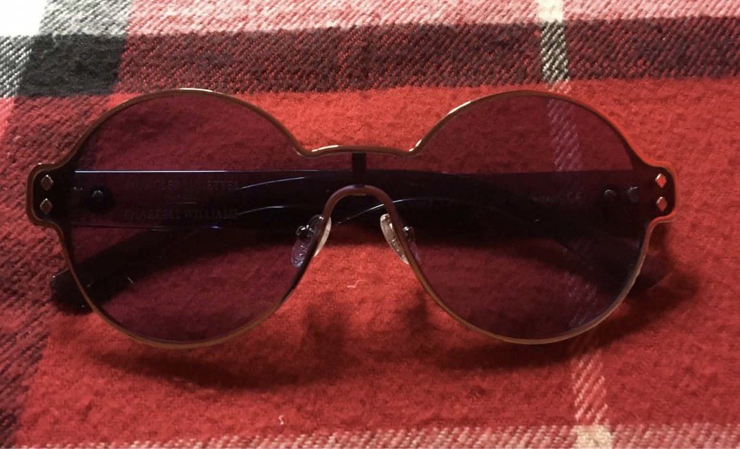 pm.sure buyer (Category: Sunglasses & Eyewear) located in Baguio. Submitted by m1ctess_1_2 (Listing ID 1468790037, Image 1). Description: ukay source no issue,no gasgas color light blue,metal ang combination sa may lens,no case pero mag provide ako ng ibang case thanks.