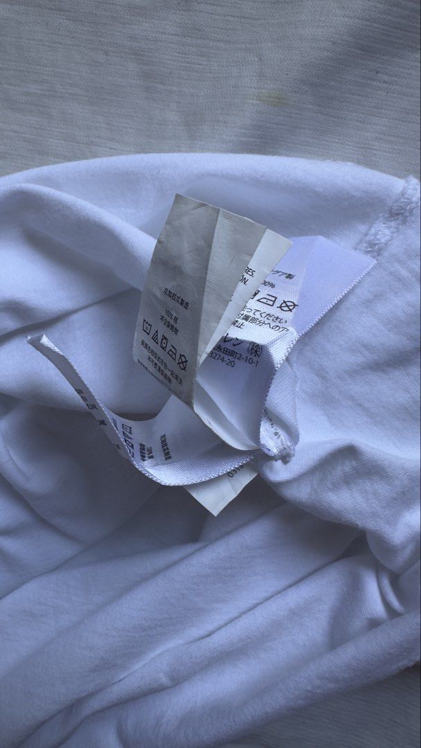 POLO RALPH LAUREN (Category: Shirts) located in Davao. Submitted by kelsocool (Listing ID 1468801157, Image 3). Description: Polo Ralph Lauren White V-Neck Tee Size: M Dimes (inch): 24 - length 18 - width 5.5 - sleeve color rate: 8.5/10 good condition issue - minor collar wear / light wash Description: Clean white Polo Ralph Lauren V-neck cotton tee with dark blue signature embroidered pony hit..