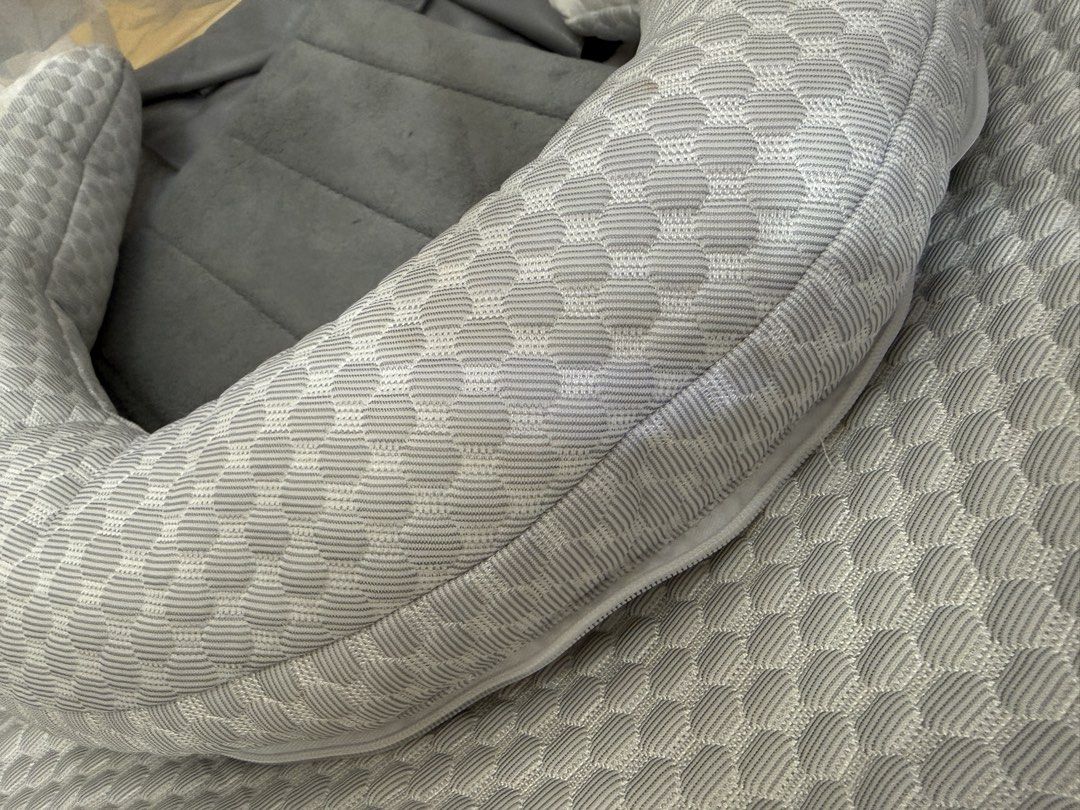 Popocola Cooling Ice Bean Pet Bed L 70x55cm (Category: Health & Grooming) located in Muntinlupa City. Submitted by diananeedsspace (Listing ID 1468879891, Image 3). Description: - Brand: Popocola Cooling Pet Bed - Size: Large (70cm x 55cm), ideal for pets up to 10kg - Fabric: Ice bean breathable mesh to keep pets cool - Comfort: Raised bolster design for great neck support - Maintenance: Removable and washable cover for easy cleaning - Color/Patt