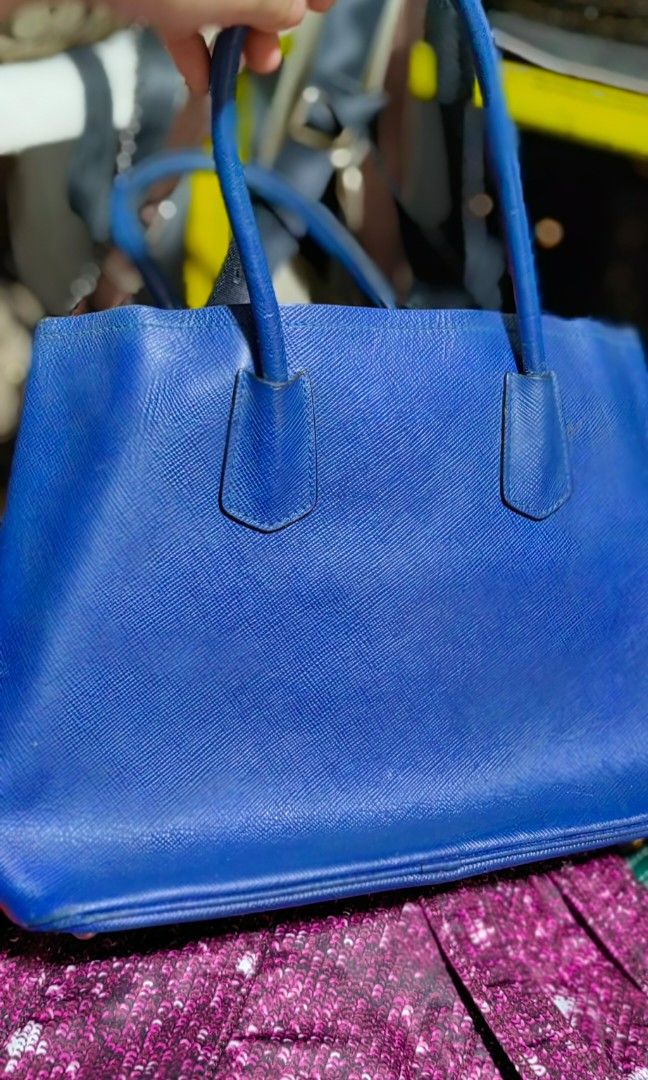 prada tote (Category: Shoulder Bags) located in Bacolod City. Submitted by darriebags88 (Listing ID 1468774710, Image 2). Description: with white tag large no flaw.