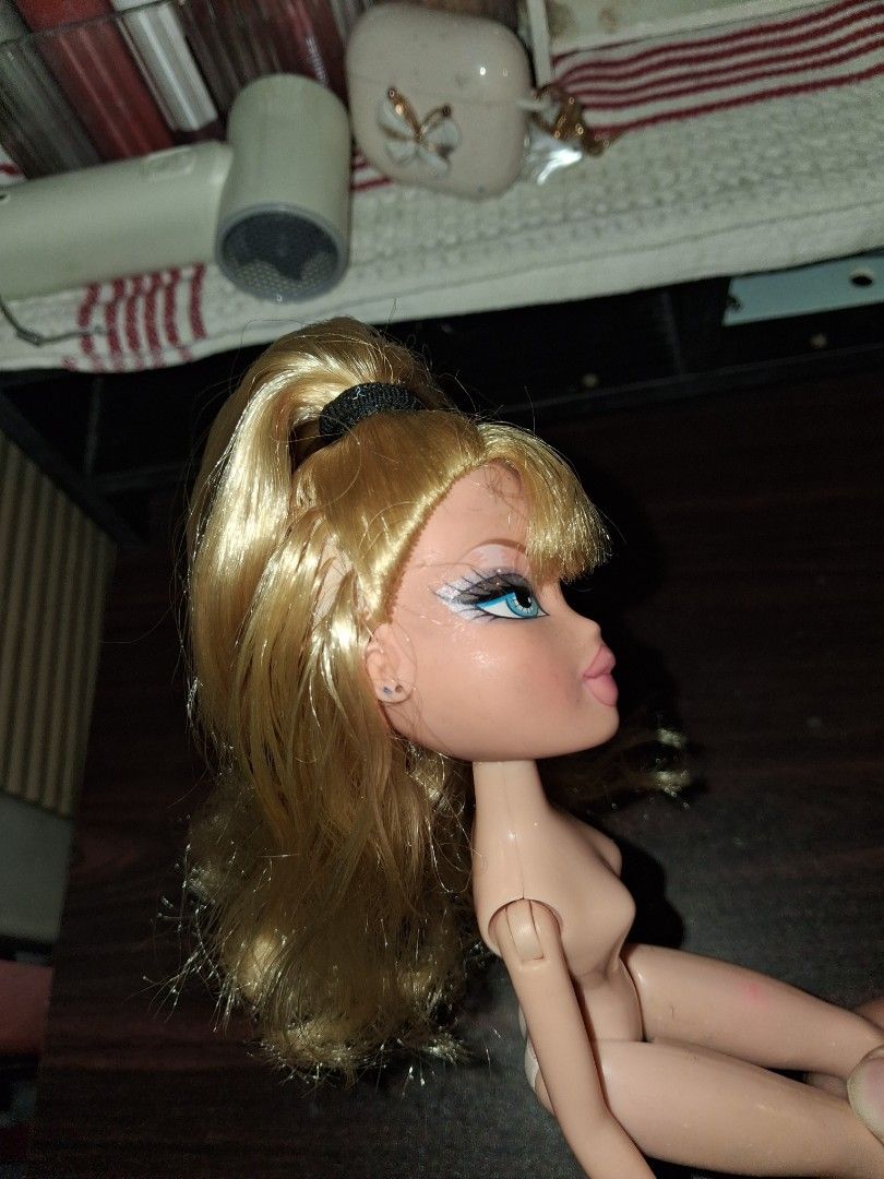 PRELOVED Bratz cloe (Category: Kids Toys) located in Manila. Submitted by stevenloyo77190 (Listing ID 1468765067, Image 3). Description: -no chlothes -no shoes -doll stand not included.