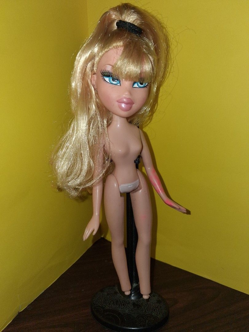 PRELOVED Bratz cloe (Category: Kids Toys) located in Manila. Submitted by stevenloyo77190 (Listing ID 1468765067, Image 2). Description: -no chlothes -no shoes -doll stand not included.
