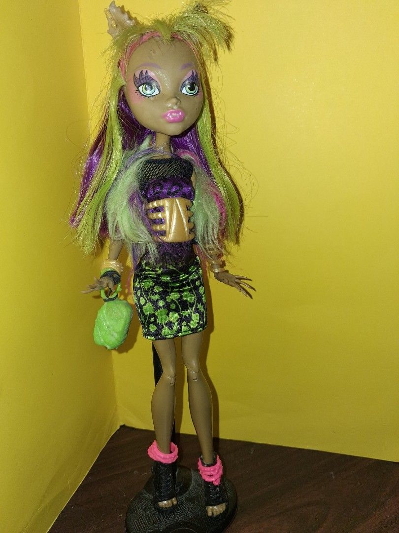 PRELOVED Freaky Fusion Clawvenus (Category: Kids Toys) located in Manila. Submitted by stevenloyo77190 (Listing ID 1468762859, Image 2). Description: -Complete chlothes -doll stand not included -hair has been cut🥲.