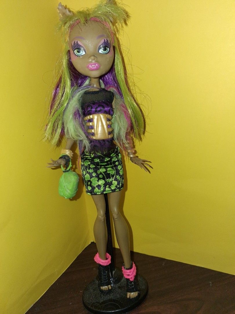 PRELOVED Freaky Fusion Clawvenus (Category: Kids Toys) located in Manila. Submitted by stevenloyo77190 (Listing ID 1468762859, Image 1). Description: -Complete chlothes -doll stand not included -hair has been cut🥲.