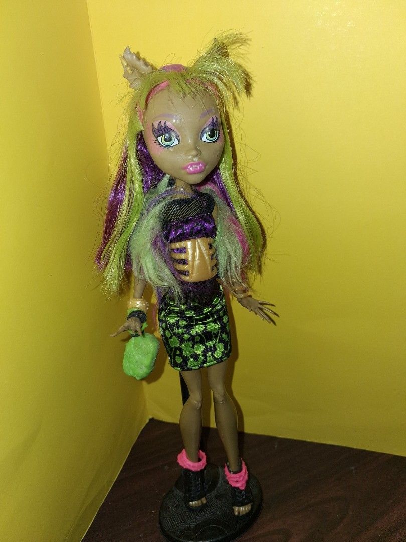 PRELOVED Freaky Fusion Clawvenus (Category: Kids Toys) located in Manila. Submitted by stevenloyo77190 (Listing ID 1468762859, Image 3). Description: -Complete chlothes -doll stand not included -hair has been cut🥲.