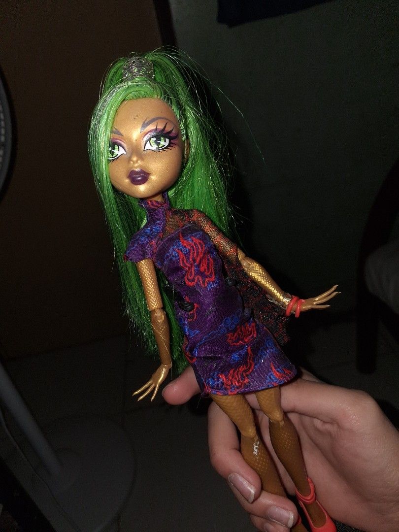 PRELOVED Jinafire Monster High (Category: Kids Toys) located in Manila. Submitted by stevenloyo77190 (Listing ID 1468824489, Image 1). Description: -complete outfit -no tail -restyled -doll stand not included.
