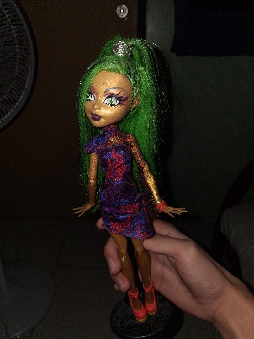 PRELOVED Jinafire Monster High (Category: Kids Toys) located in Manila. Submitted by stevenloyo77190 (Listing ID 1468824489, Image 2). Description: -complete outfit -no tail -restyled -doll stand not included.