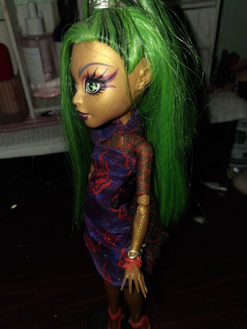 PRELOVED Jinafire Monster High (Category: Kids Toys) located in Manila. Submitted by stevenloyo77190 (Listing ID 1468824489, Image 3). Description: -complete outfit -no tail -restyled -doll stand not included.