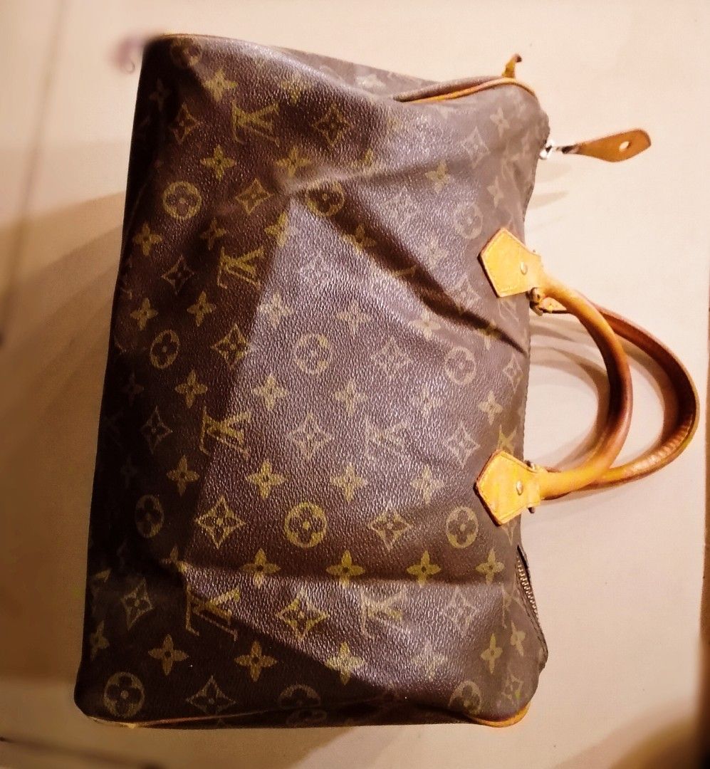 Preloved Louis Vuitton Speedy 30 (Category: Tote Bags) located in Alicia. Submitted by celynahambotruecelyna39 (Listing ID 1468880172, Image 3). Description: in good condition, normal sign of use.