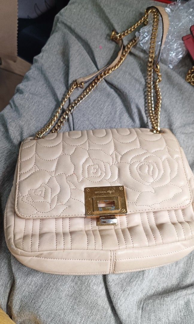 Pre-loved MK chain sling medium size (Category: Luxury Bags & Wallets) located in Pasay City. Submitted by khim1202ma07307 (Listing ID 1468791159, Image 1). Description: .