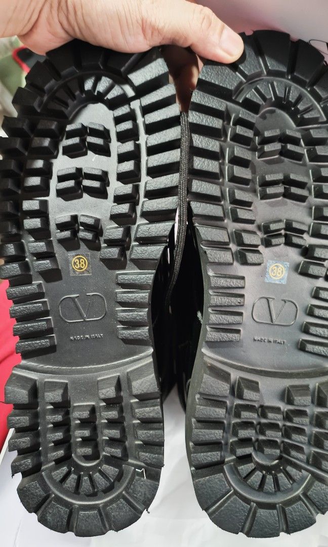 Pre-loved Valentino Shoes size 38 (Category: Sneakers & Footwear) located in Pasay City. Submitted by khim1202ma07307 (Listing ID 1468751348, Image 3). Description: .