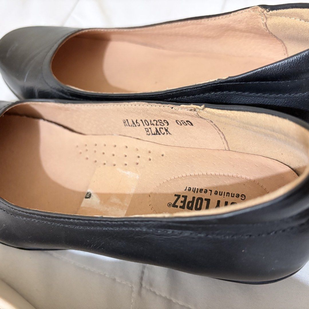 Pre-Loved Women’s Shoes (Category: Flats & Sandals) located in Quezon City. Submitted by stardewwitcher (Listing ID 1468719920, Image 2). Description: Decluttering! Selling my pre-loved shoes at affordable prices. 1. Nude/Beige Heels – ₱200 Size 37 • Elegant nude/beige color • Square-toe design • Pre-loved with visible signs of use 2. Rusty Lopez Black Genuine Leather Shoes – sold Size 36 • Classic black design • Pre-loved with visible creasing a