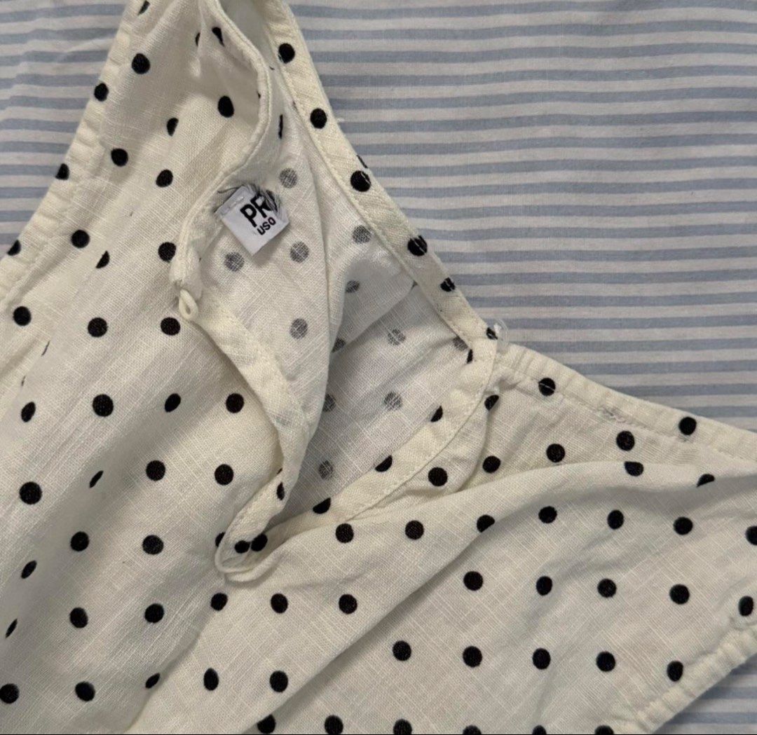 Princess Polly Polka Dot Top (Category: Sleeveless) located in Aguinaldo. Submitted by roversellz_ (Listing ID 1468904369, Image 3). Description: - the button is missing.