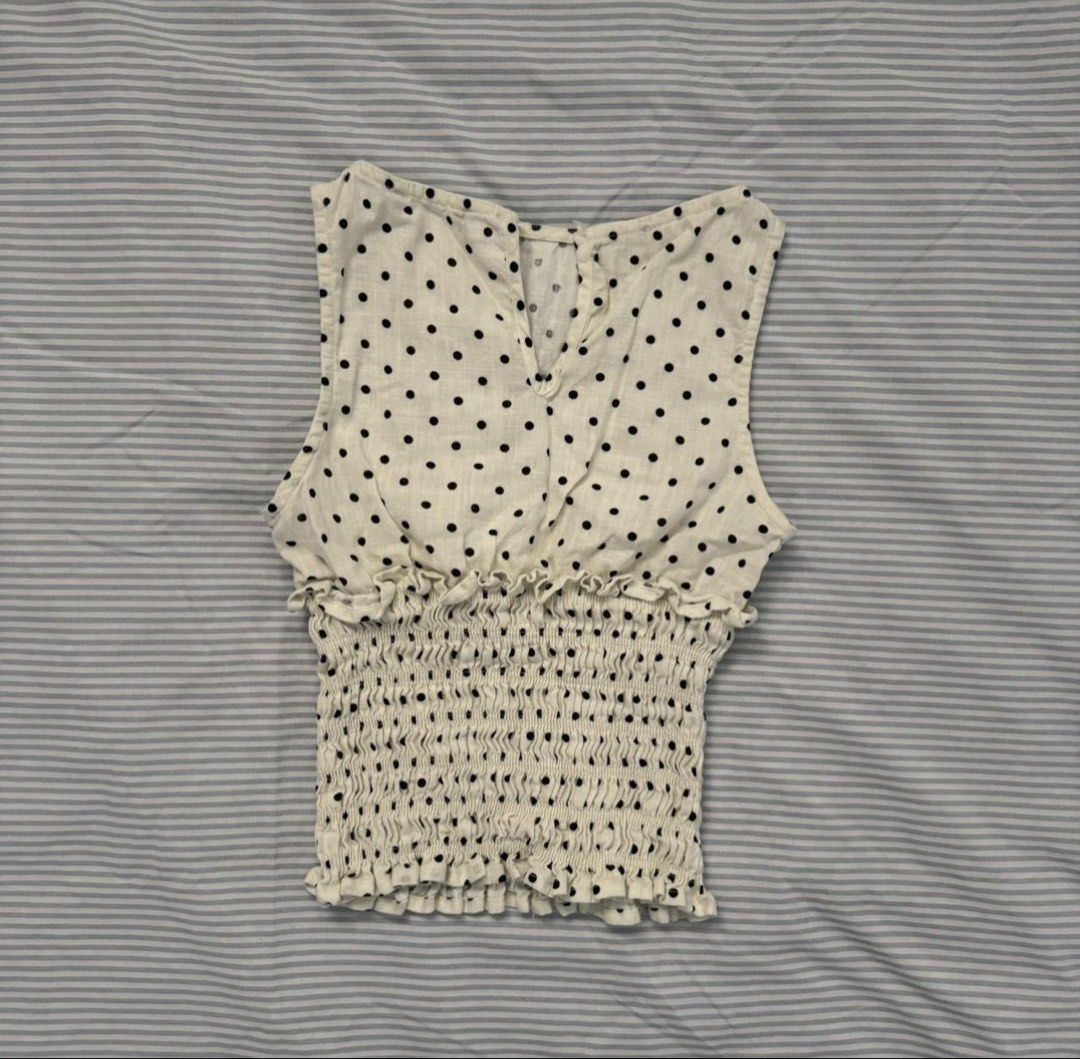 Princess Polly Polka Dot Top (Category: Sleeveless) located in Aguinaldo. Submitted by roversellz_ (Listing ID 1468904369, Image 2). Description: - the button is missing.
