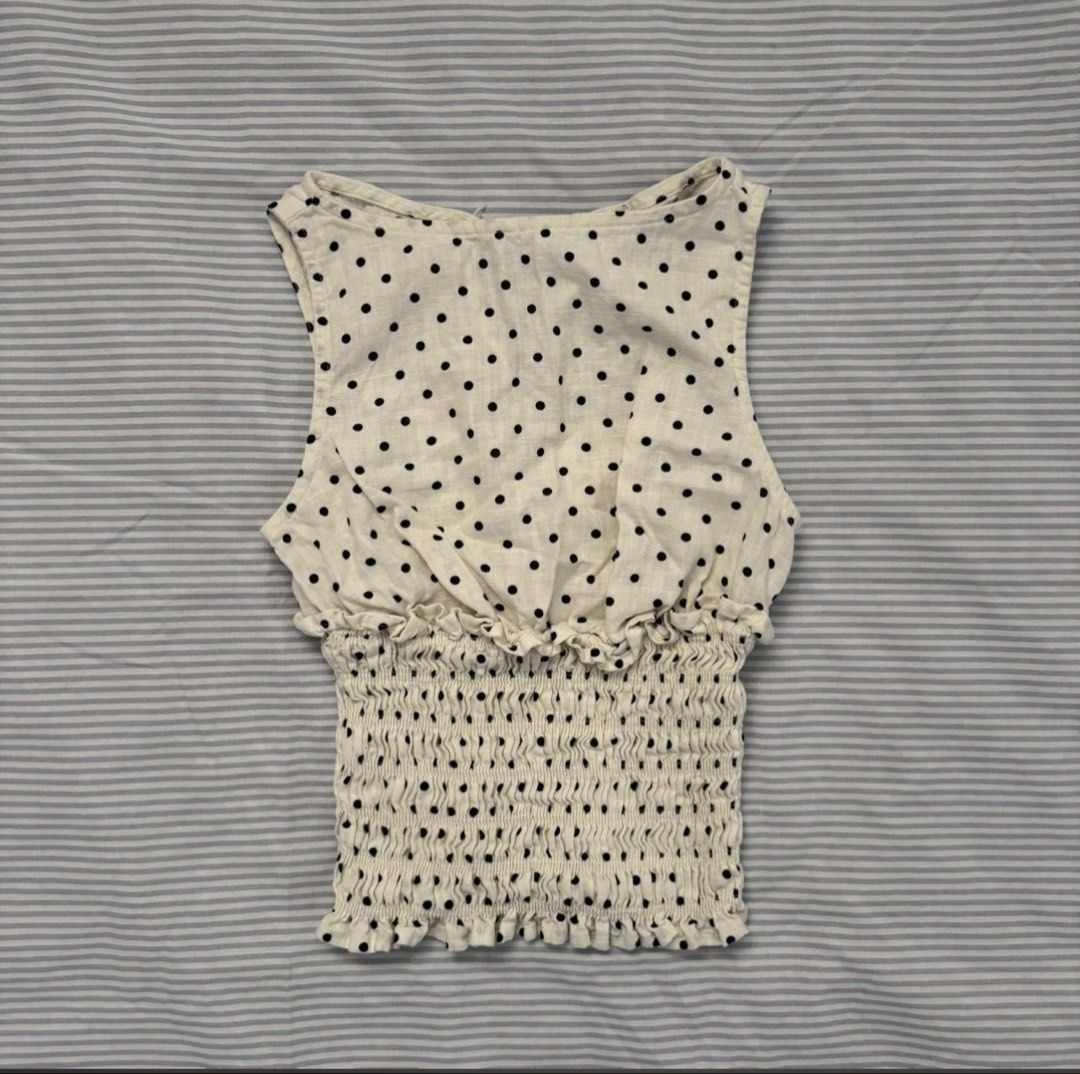 Princess Polly Polka Dot Top (Category: Sleeveless) located in Aguinaldo. Submitted by roversellz_ (Listing ID 1468904369, Image 1). Description: - the button is missing.