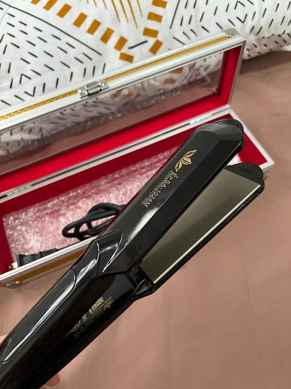 ÉPSA Professional Super Titanium Flat Iron EPSA-1024M (Category: Hair) located in Bacoor. Submitted by queenkwens21 (Listing ID 1468849002, Image 3). Description: - Brand: ÉPSA Professional Hair Straightener - Features: Super titanium plates for fast, smooth styling with side power and temperature adjustment - Condition: Excellent, well-maintained, brandnew.