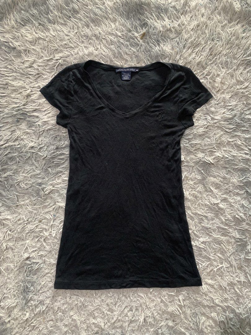 Ralph lauren vneck (Category: Shirts) located in Antequera. Submitted by litsthrift (Listing ID 1468767958, Image 1). Description: Ralph lauren v neck shirt.
