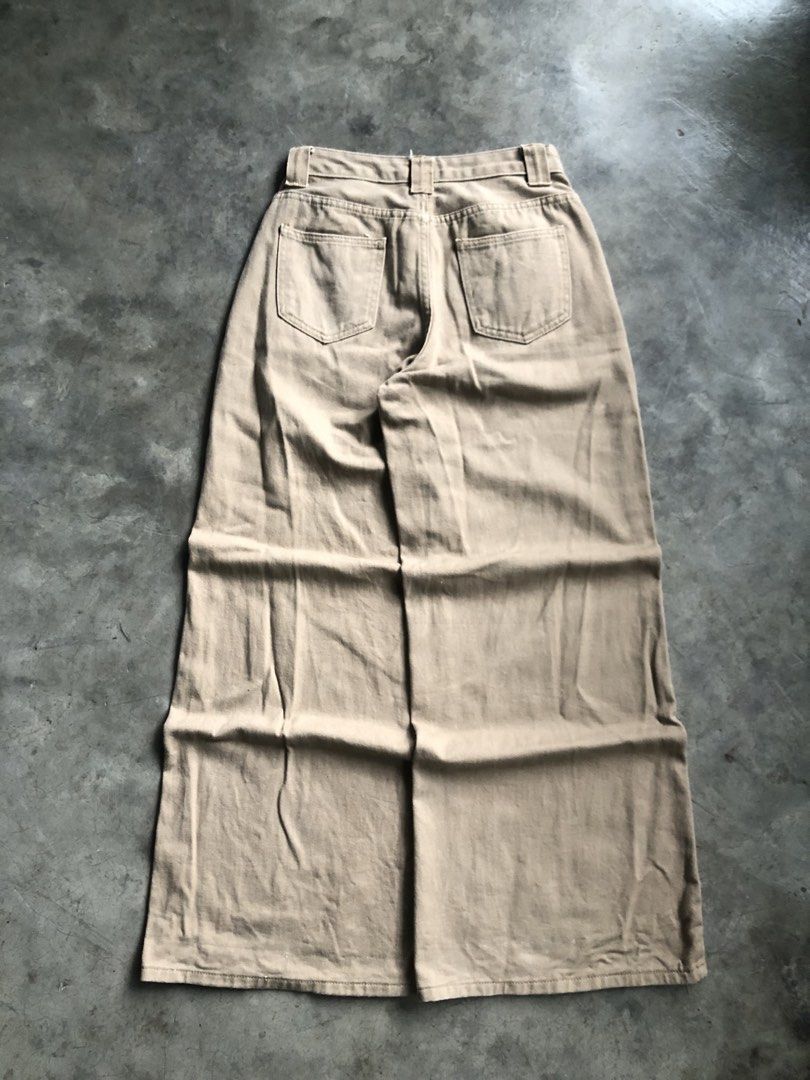 RANDOM BROWN BAGGY PANTS (Category: Jeans) located in Kapalong. Submitted by justinfinds8 (Listing ID 1468809106, Image 2). Description: PM SA DIMES.