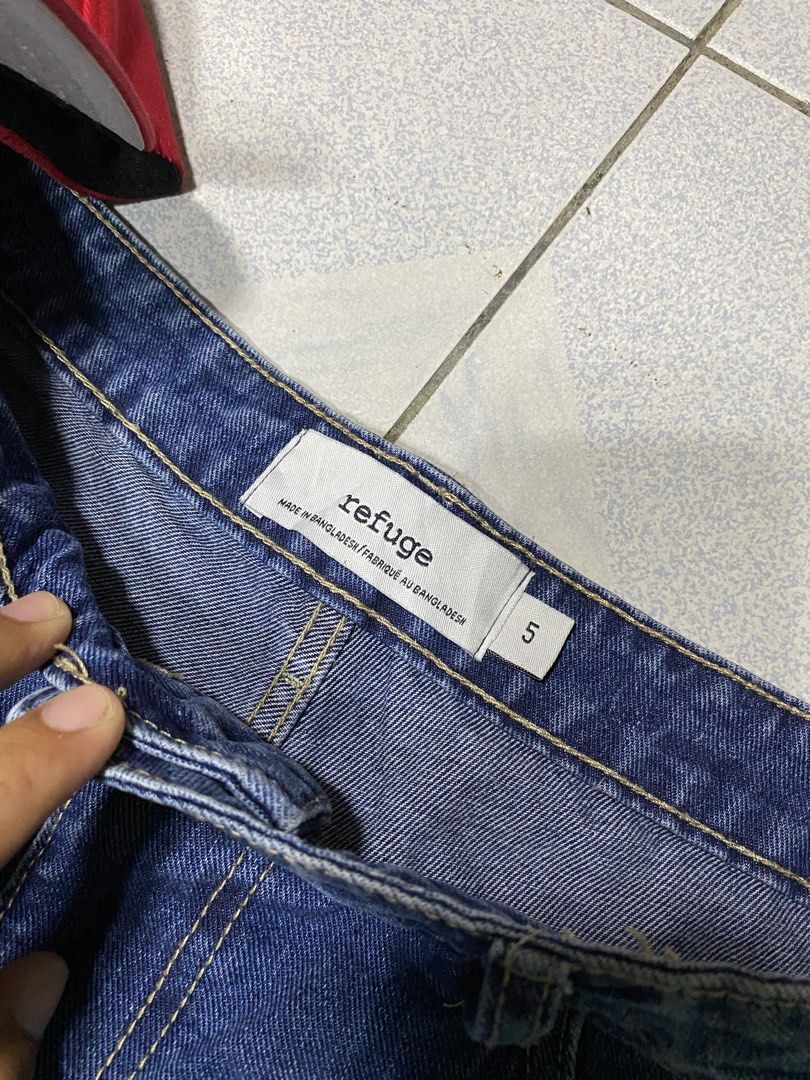 Refuge Cargo Shorts Blue Denim (Size 32-34) (Category: Shorts) located in Manila. Submitted by rondellty (Listing ID 1468808538, Image 2). Description: Refuge Cargo Shorts Blue Denim (Size 32-34) Brand New Condition Color Rate: 10/10 - Length: 23 - Leg Opening: 11 Price: ₱700 📥📥.