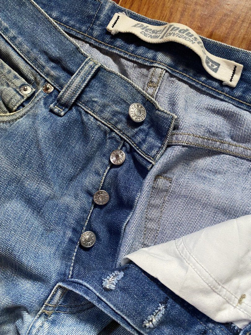 Loose Fit Jeans (Category: Jeans) located in General Santos City (Dadiangas). Submitted by versatile__ (Listing ID 1468782545, Image 3). Description: Diesel Industry- Regular Loose Fit Jeans waist : 32 inches length : 40.5 inches thigh : 12.5 inches hem : 8.5 inches Good Condition- Nine out Ten Color Rate Featuring three Unexposed botton fly - Good Fade on Front Part -flaw : scratch hole on knee part - minor stain on back pocket -need wash! + Shi