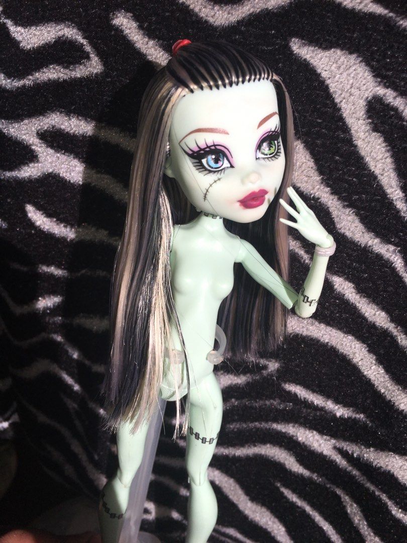 Rerelease frankie stein (Category: Kids Toys) located in Manila. Submitted by dollyie.dllzy (Listing ID 1468874399, Image 2). Description: Flaws:ink stain sa face,broken one leg also glueded na sya,rebody ,missing one forearm. Chat me nalang if you want to see the inl stain!^^ Mop:Gcash Mod:J&T Express Add 10₱ for charge fee.