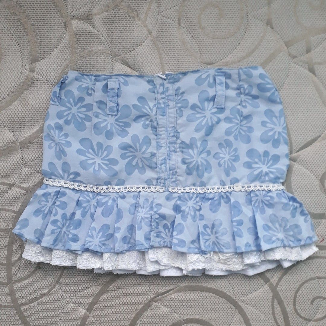 Retro Y2K Blue Pleated Mini Skirt (Category: Skirts) located in Cabanatuan. Submitted by madeby_csnstudio (Listing ID 1468727531, Image 2). Description: MEASUREMENTS: Waist: 27 inches (68.58 cm) Hips: 33 inches (83.82 cm) Length: 13.5 inches (34.29 cm) DETAILS: This dreamy mini skirt is made from a light sky blue fabric covered in tonal hibiscus-style retro floral graphics. Built-in belt loops frame the waistband with matching belt. Dividing the 