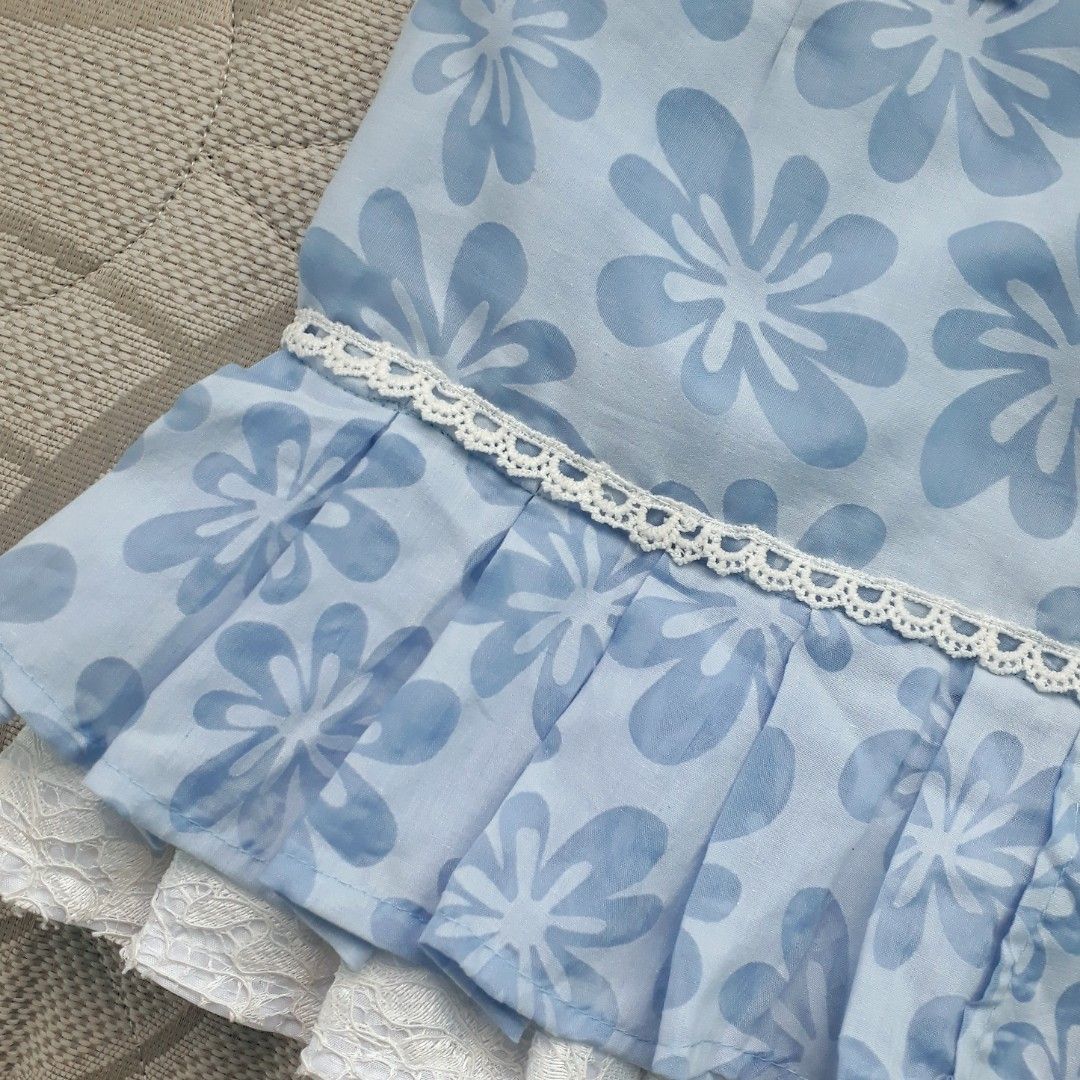 Retro Y2K Blue Pleated Mini Skirt (Category: Skirts) located in Cabanatuan. Submitted by madeby_csnstudio (Listing ID 1468727531, Image 3). Description: MEASUREMENTS: Waist: 27 inches (68.58 cm) Hips: 33 inches (83.82 cm) Length: 13.5 inches (34.29 cm) DETAILS: This dreamy mini skirt is made from a light sky blue fabric covered in tonal hibiscus-style retro floral graphics. Built-in belt loops frame the waistband with matching belt. Dividing the 