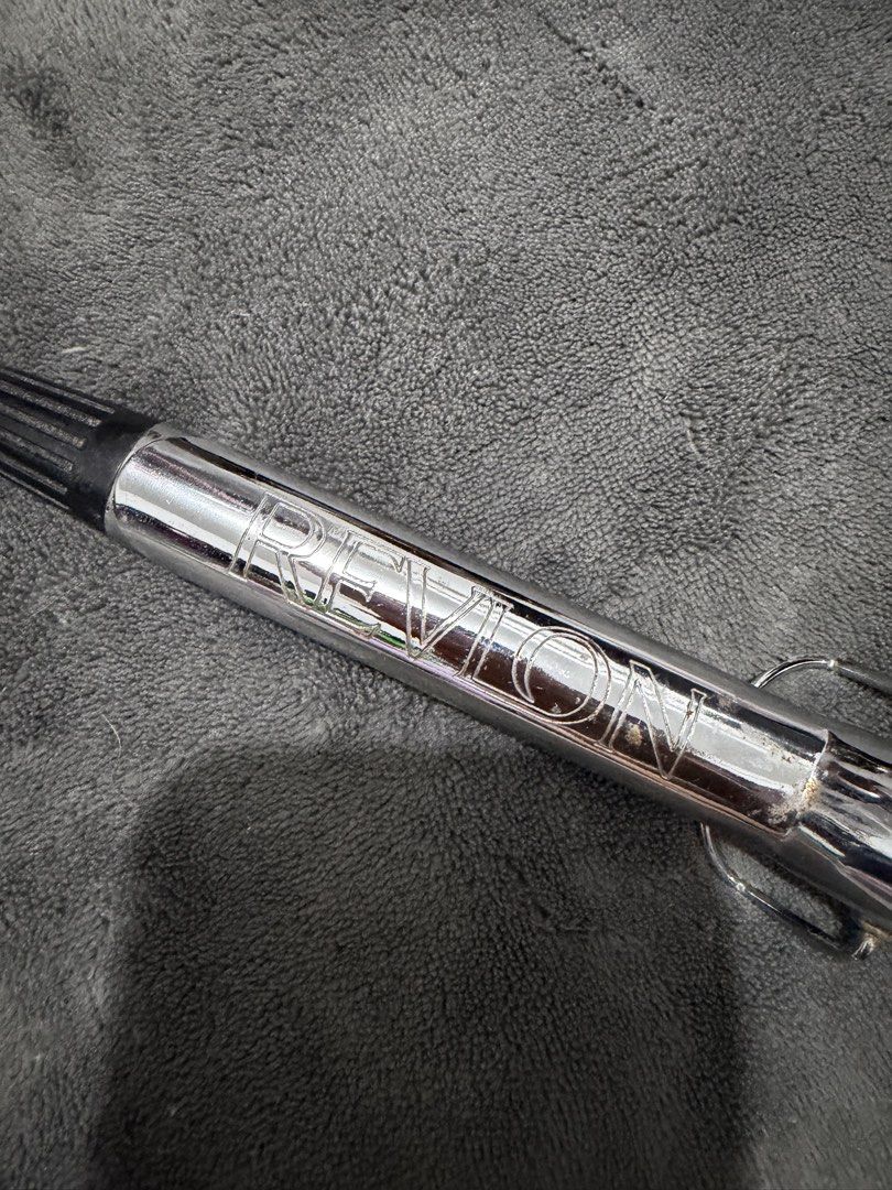 Revlon Hair Curling Iron (Category: Hair) located in Mandaluyong City. Submitted by josa_xox0i8 (Listing ID 1468738884, Image 2). Description: Description: Classic Revlon Chrome Barrel Curling Iron imported from the US. Simple and reliable styling tool for creating loose curls and waves. Brand: Revlon Barrel: Chrome metal barrel with cool-touch safety tip Condition: Pre-owned, clean chrome finish, fully functional ⚠️ Important Note on Voltage: US