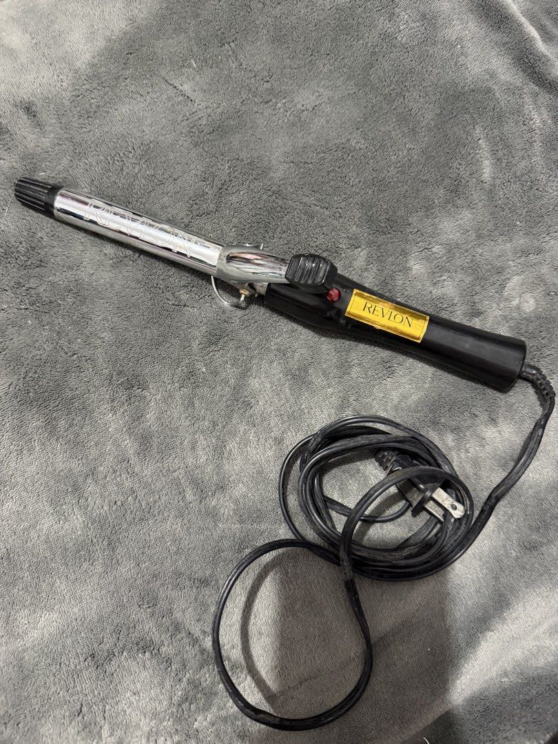 Revlon Hair Curling Iron (Category: Hair) located in Mandaluyong City. Submitted by josa_xox0i8 (Listing ID 1468738884, Image 1). Description: Description: Classic Revlon Chrome Barrel Curling Iron imported from the US. Simple and reliable styling tool for creating loose curls and waves. Brand: Revlon Barrel: Chrome metal barrel with cool-touch safety tip Condition: Pre-owned, clean chrome finish, fully functional ⚠️ Important Note on Voltage: US