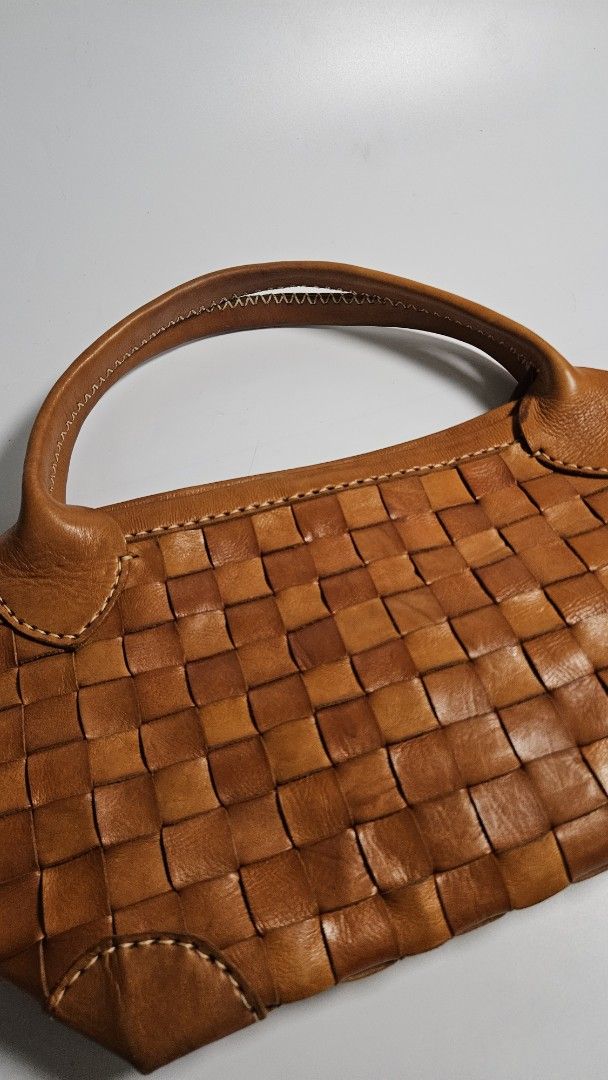 Robita Woven Leather Handbag Brown (Category: Shoulder Bags) located in Alfonso. Submitted by jbcamet (Listing ID 1468885095, Image 2). Description: - Brand: Robita - Material: Tan brown genuine leather with intricate all-over woven pattern - Style: Medium-sized bohemian everyday handbag - Handles: Double carrying handles with stitched detailing - Interior: Brown fabric lining with custom brand monogram pattern - Closure & Pockets: Secure magneti