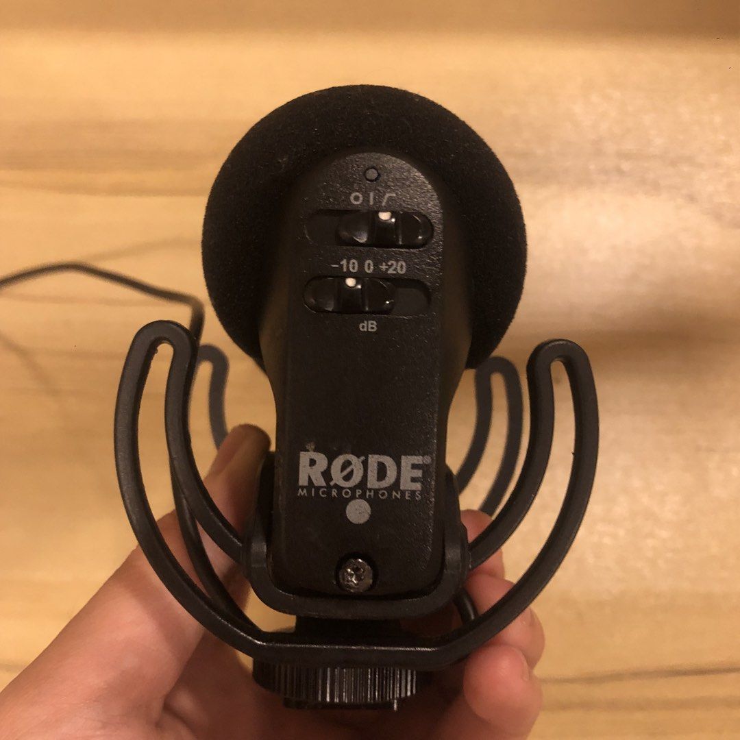 Rode Videomic (Category: Microphones) located in Manila. Submitted by klarens10 (Listing ID 1468775955, Image 2). Description: 3k nalang kunin nyo na Issues: ung cold shoe mount need palitan ata hindi na kasi maikot ung shoe mount and need na din palitan battery All goods naman sya sa sound quality Location: Quezon City, kamuning .