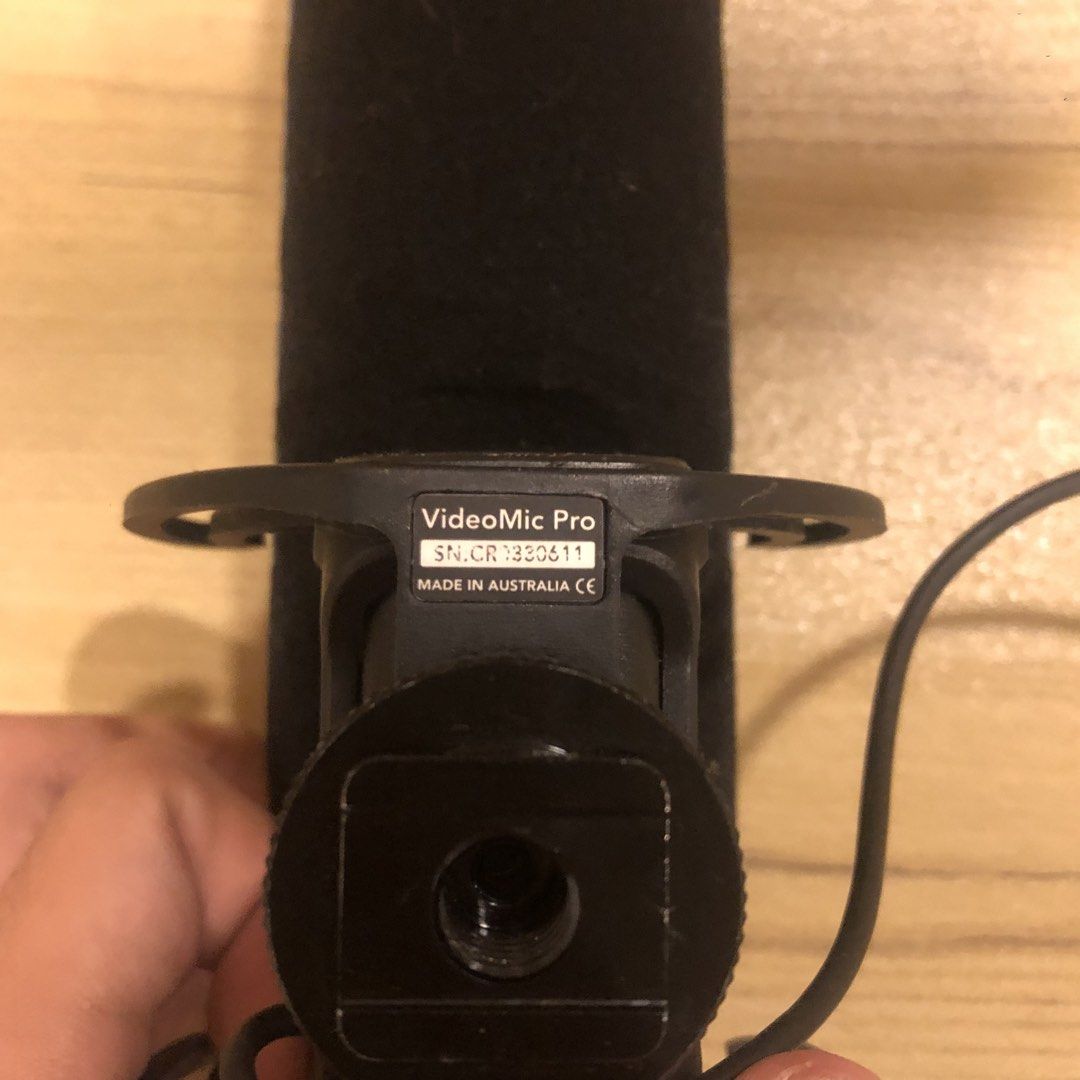 Rode Videomic (Category: Microphones) located in Manila. Submitted by klarens10 (Listing ID 1468775955, Image 3). Description: 3k nalang kunin nyo na Issues: ung cold shoe mount need palitan ata hindi na kasi maikot ung shoe mount and need na din palitan battery All goods naman sya sa sound quality Location: Quezon City, kamuning .