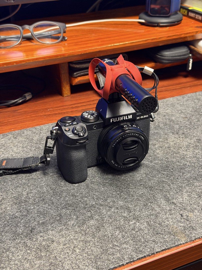 RODE VideoMic GO II (Category: Microphones) located in Caloocan City. Submitted by erwinmesi (Listing ID 1468918368, Image 3). Description: - RODE VideoMic GO II - Shotgun Mic - Includes Red HELIX shock mount and original box - Standard cold shoe mount on the bottom - Comes with cables for both cameras and phones Never nagamit, tinesting lang. RFS: Hindi fit sa use cases ko..