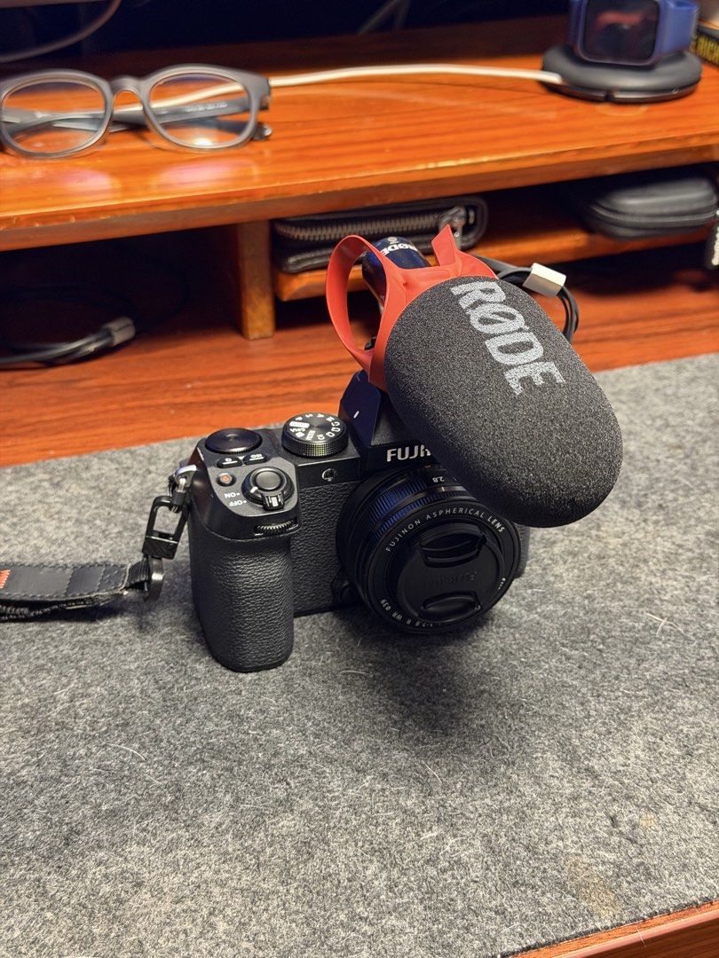 RODE VideoMic GO II (Category: Microphones) located in Caloocan City. Submitted by erwinmesi (Listing ID 1468918368, Image 2). Description: - RODE VideoMic GO II - Shotgun Mic - Includes Red HELIX shock mount and original box - Standard cold shoe mount on the bottom - Comes with cables for both cameras and phones Never nagamit, tinesting lang. RFS: Hindi fit sa use cases ko..