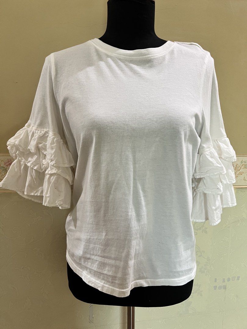 Ruffled sleeves top (Category: Blouses) located in Cabanatuan. Submitted by happythriftbyshidshin (Listing ID 1468716527, Image 1). Description: Well used but no issue.