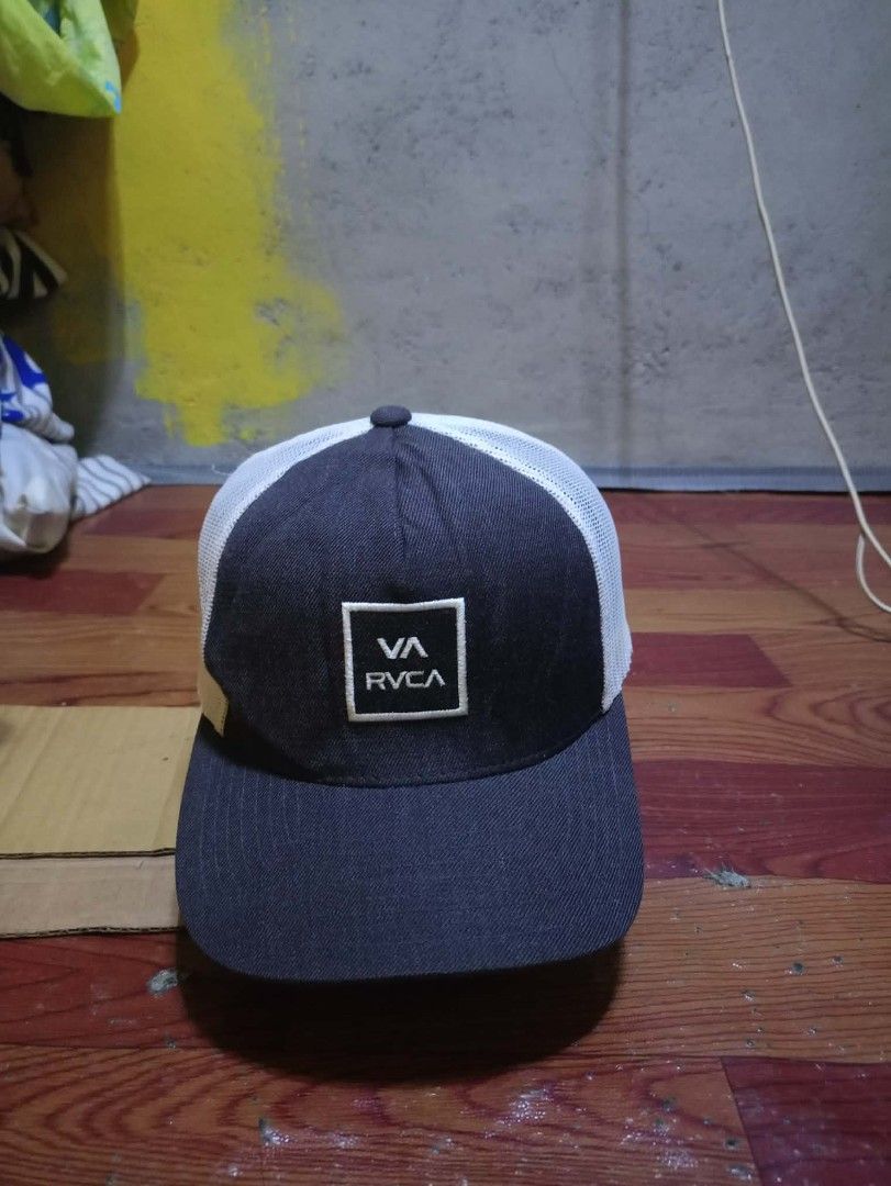 RVCA Trucker Cap Navy White Patch Hat (Category: Caps & Hats) located in General Mariano Alvarez. Submitted by markaj1699 (Listing ID 1468918062, Image 1). Description: - Brand: RVCA - Color: Navy blue and white - Design: Classic trucker style with structured front panel and breathable mesh back - Logo: Square embroidered patch on the center - Brim: Curved brim for sun protection - Closure: Adjustable snapback (fits most head sizes) - Condition: 