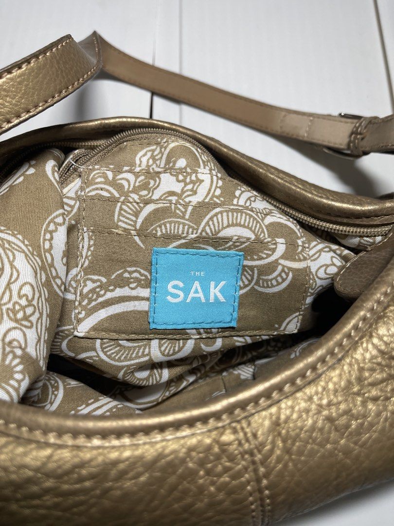 SAK gold leather handbag (Category: Shoulder Bags) located in Mandaluyong City. Submitted by coolmeybab (Listing ID 1468776120, Image 3). Description: Vintage SAK leather gold color bag Please manage expectations as it will need sewing in one of its strap base. MR Quickie can do it. Please check photos very well .