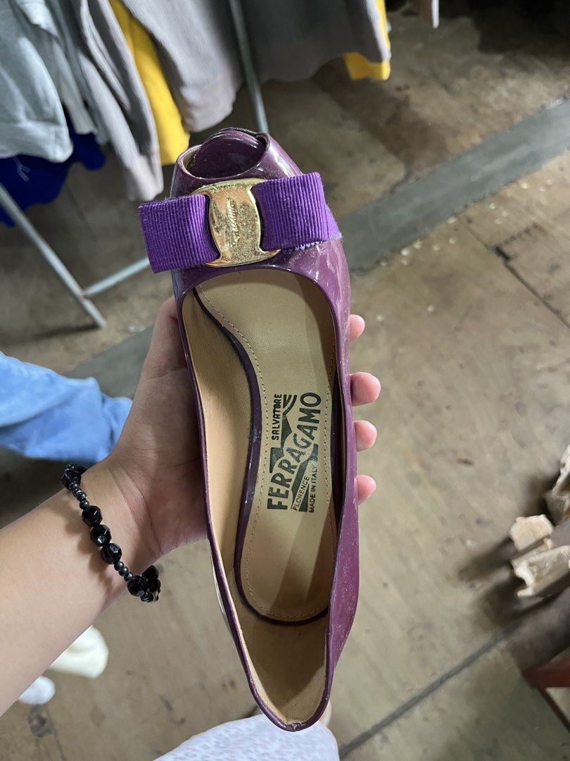 Salvatore ferragamo vara bow pump (Category: Heels) located in Puerto Princesa. Submitted by kaydeclutter16 (Listing ID 1468729506, Image 2). Description: Need wash because this shoe is from ukay so manage your expectations ladies✨.