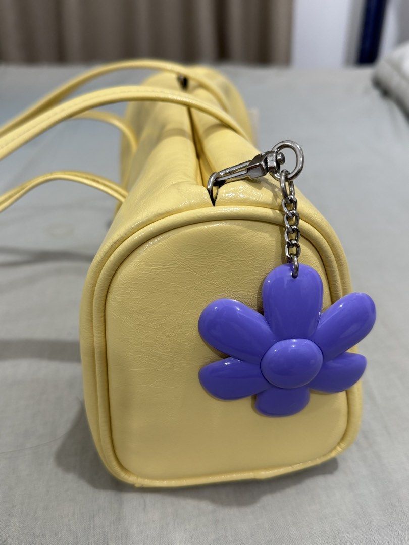 Samo Ondoh Shoulder Bag (Category: Shoulder Bags) located in Makati City. Submitted by vvandko (Listing ID 1468898095, Image 3). Description: Bought directly from SAMO ONDOH Taiwan! 💛 I think the original SRP is around ₱8k–₱9k. The flower chain was bought separately! Super cute bag!! 🌼 Magnetic closure. Comes with its dust bag too! ✨ Negotiable! .