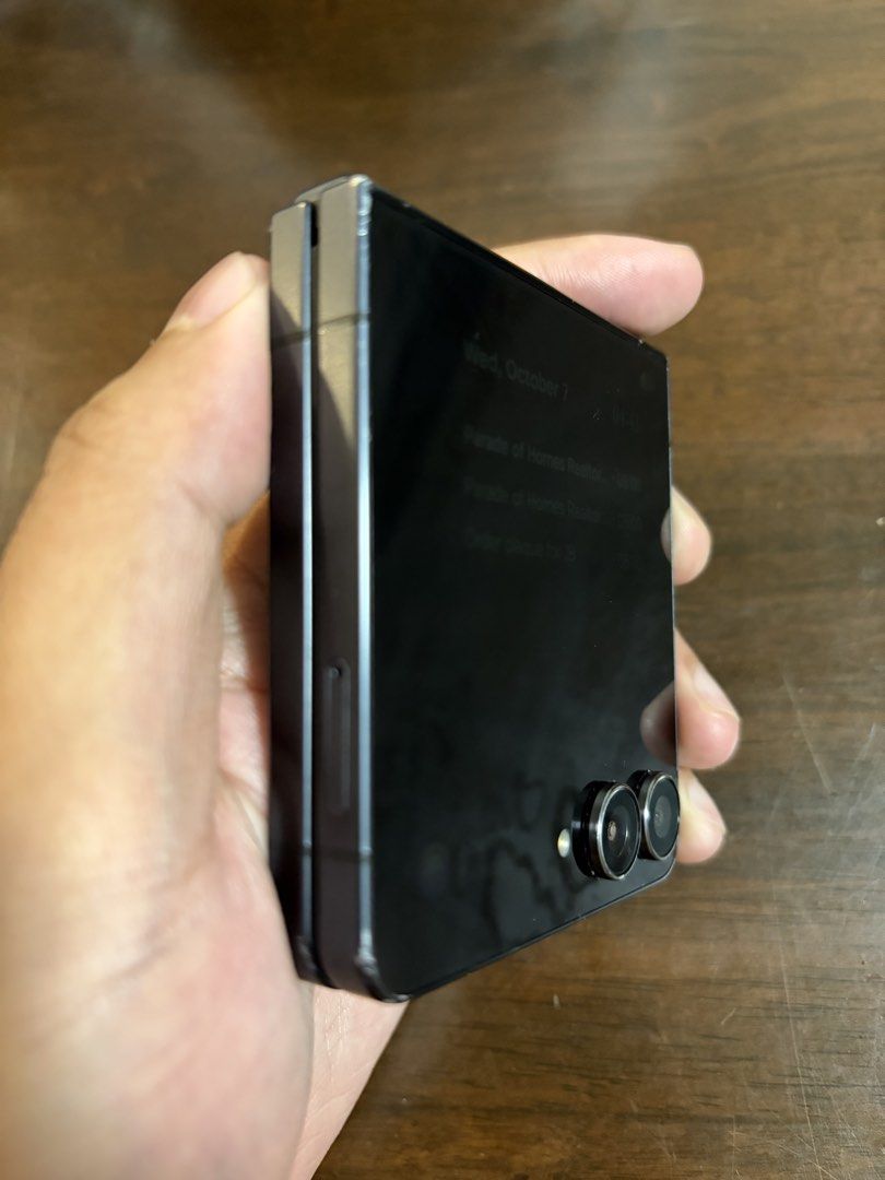 Samsung Flip 7 (Category: Samsung) located in Pasay City. Submitted by rdlf16 (Listing ID 1468926812, Image 3). Description: - Brand/Model: Samsung Flip 7 - Type: Foldable Smartphone - Color: Dark Grey / Black finish - Condition: Good working condition with major cosmetic wear/scuffs on the outer edges - Features: Dual rear cameras, vibrant main display, compact foldable design - Meetup Locations: SM City Santa Rosa, Pavillion Mall Biñan, Robinso