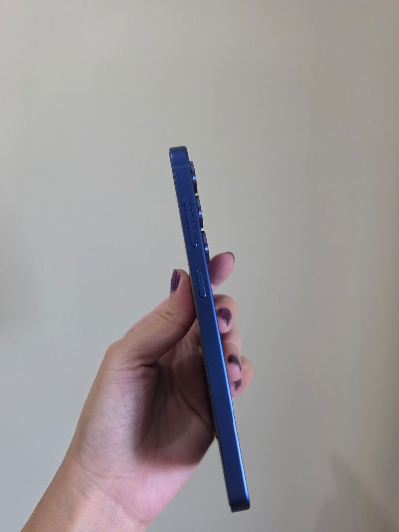 Samsung Galaxy S25 128gb (Category: Samsung) located in Pasig City. Submitted by ccsakura4 (Listing ID 1468772203, Image 3). Description: Samsung Galaxy S25 128gb Navy Blue Bought in US Openline 1 physical sim slot and yoh can use another e-SIM simultaneously No issues sa performance Cosmetics flaw only sa gilid pero pwede takpan ng casing Unit and charger only Preferred meet up Android version 16 One UI 8.0.