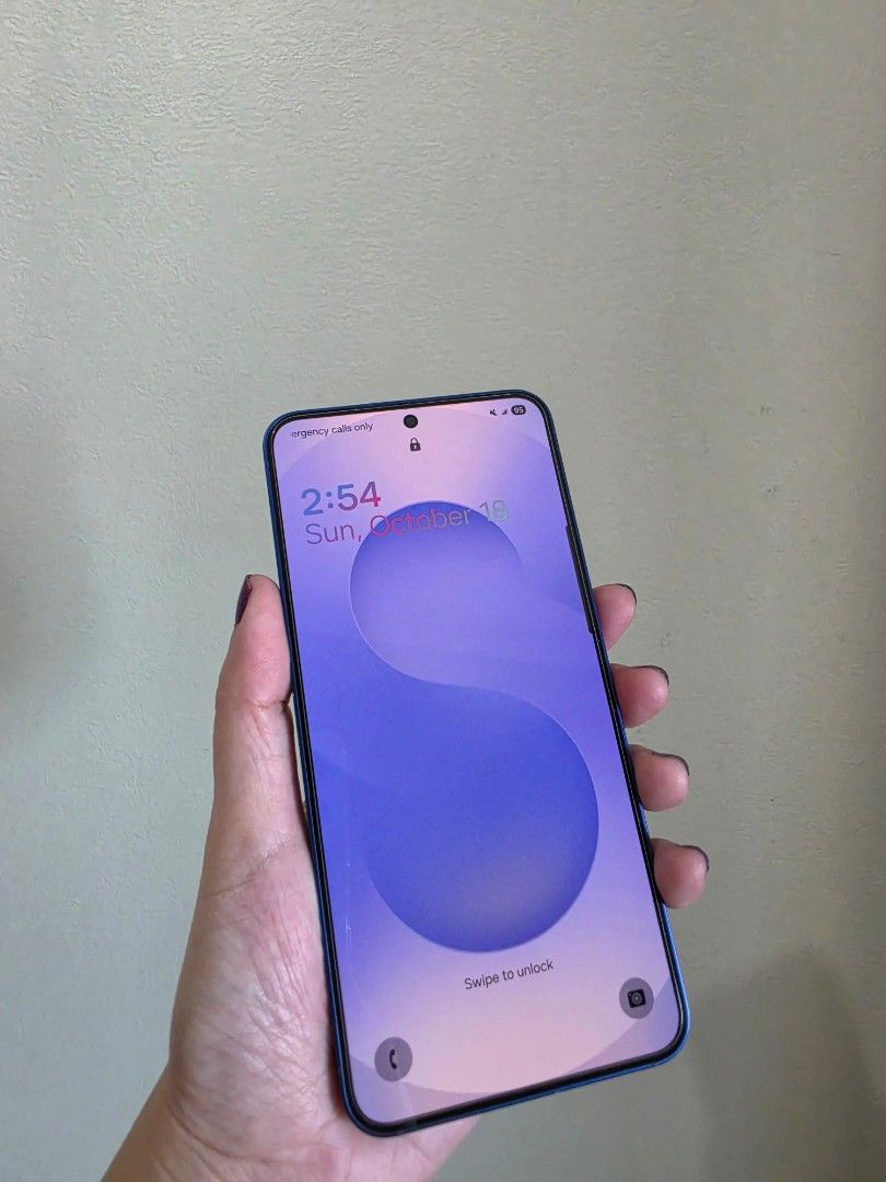 Samsung Galaxy S25 128gb (Category: Samsung) located in Pasig City. Submitted by ccsakura4 (Listing ID 1468772203, Image 2). Description: Samsung Galaxy S25 128gb Navy Blue Bought in US Openline 1 physical sim slot and yoh can use another e-SIM simultaneously No issues sa performance Cosmetics flaw only sa gilid pero pwede takpan ng casing Unit and charger only Preferred meet up Android version 16 One UI 8.0.