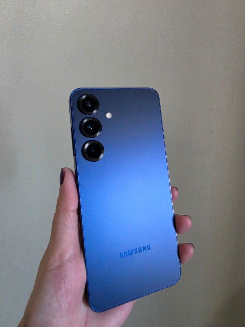 Samsung Galaxy S25 128gb (Category: Samsung) located in Pasig City. Submitted by ccsakura4 (Listing ID 1468772203, Image 1). Description: Samsung Galaxy S25 128gb Navy Blue Bought in US Openline 1 physical sim slot and yoh can use another e-SIM simultaneously No issues sa performance Cosmetics flaw only sa gilid pero pwede takpan ng casing Unit and charger only Preferred meet up Android version 16 One UI 8.0.