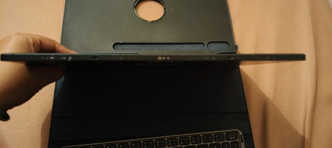 Samsung Galaxy Tab S7 FE (Category: Android) located in Quezon City. Submitted by solange369 (Listing ID 1468798529, Image 2). Description: Samsung Galaxy Tab S7 FE (12.4") ✅ Fully working ✅ Charging port professionally repaired (charges normally) ✅ Minor scratches on the sides due to normal use ✅ Includes folding Bluetooth keyboard Specs: - 12.4" WQXGA Display (2560 × 1600) - Snapdragon Processor - S Pen compatible - Dual AKG Speakers with Dolby