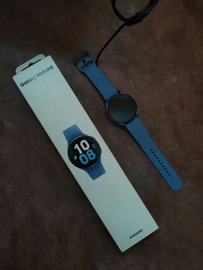 SAMSUNG GALAXY WATCH 5 44MM (Category: Wearables & Smart Watches) located in Caloocan City. Submitted by rxsales (Listing ID 1468808427, Image 2). Description: SAMSUNG GALAXY WATCH 5 44mm Version 1.4-inch Super AMOLED (450 x 450 pixels) Weighs 33.5g Dimensions of 43.3 x 44.4 x 9.8 mm 410mAh battery NEGOTIABLE FROM THE LISTED PRICE NOTE: Clean unit No scratches Complete with box, charger, and manuals/papers Well-maintained and in excellent conditi
