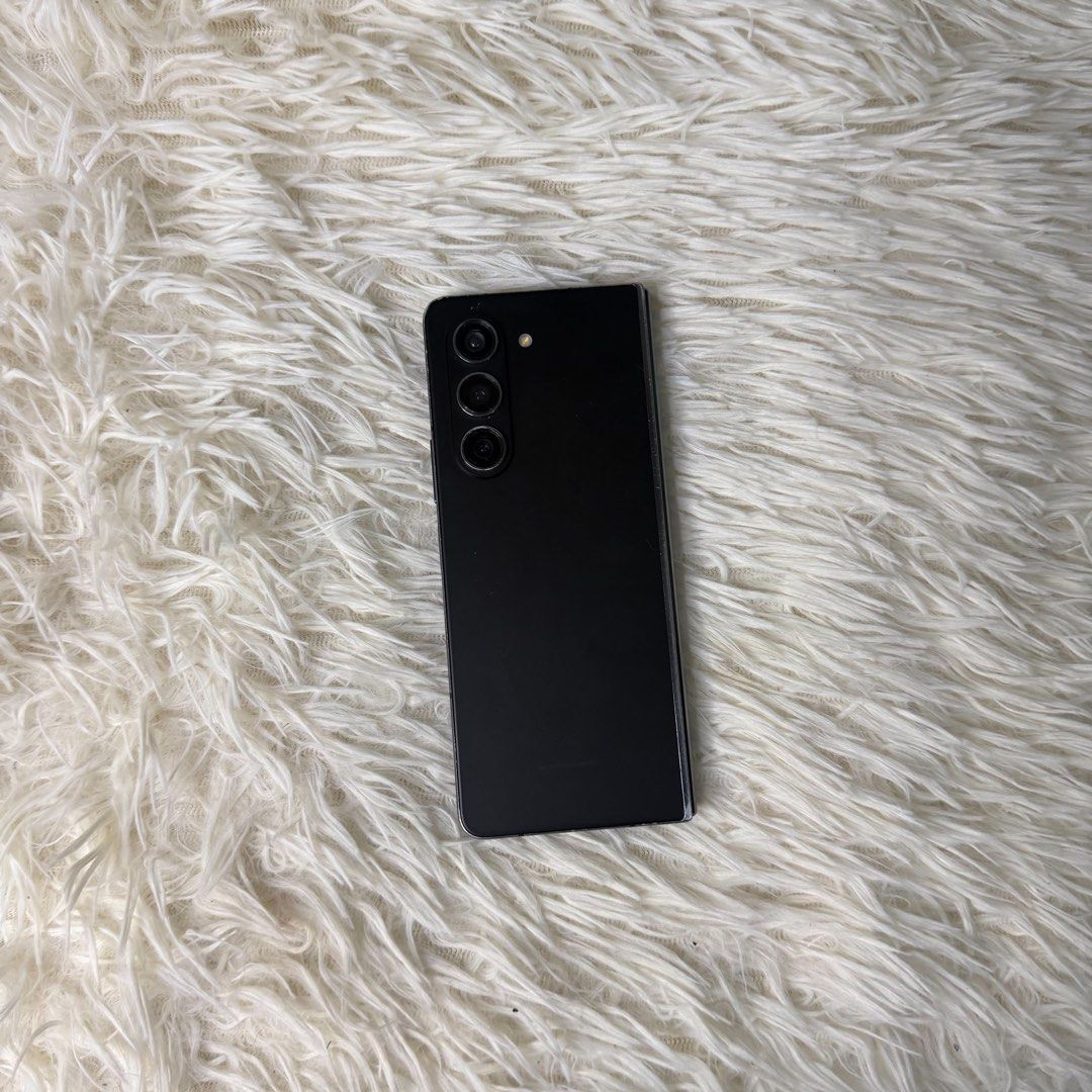 Samsung Z Fold 5 1TB (Category: Samsung) located in Manila. Submitted by sainz1655 (Listing ID 1468775128, Image 1). Description: Samsung Galaxy Z Fold 5 12 GB RAM 1TB ROM Snapdragon 8 Gen 2 Open line Issue: signs of usage & small black dot (doesn’t affect the performance) 📍Don Antonio, Quezon City Available Meetup around QC Delivery Nationwide.