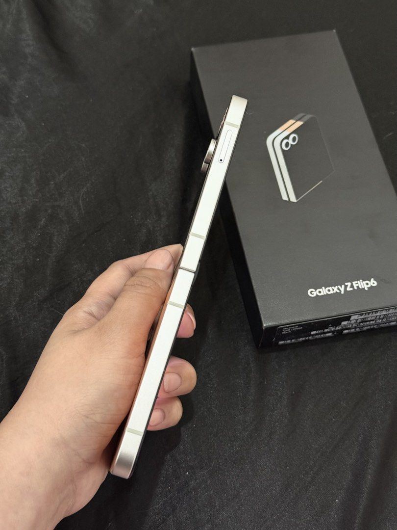 Samsung Zflip 6 (Category: Samsung) located in Mexico. Submitted by niikkaaa (Listing ID 1468736732, Image 3). Description: Zflip6 256gb Openline Locally bought Rfs upgrade With free cases and screen protector With og box No issues sa screen Issue: 1 dent pero super minimal.
