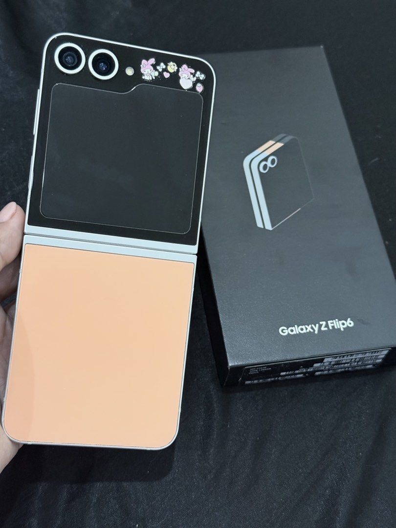 Samsung Zflip 6 (Category: Samsung) located in Mexico. Submitted by niikkaaa (Listing ID 1468736732, Image 2). Description: Zflip6 256gb Openline Locally bought Rfs upgrade With free cases and screen protector With og box No issues sa screen Issue: 1 dent pero super minimal.